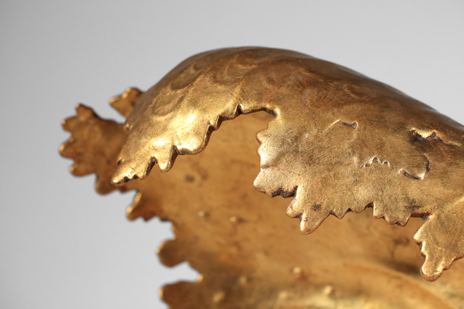 grande lampe coquillage à poser en plâtre doré à la feuille des années 50 - J023
