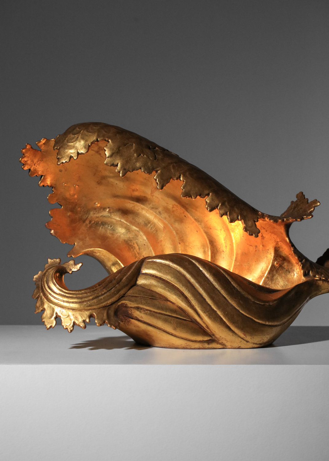 grande lampe coquillage à poser en plâtre doré à la feuille des années 50 - J023