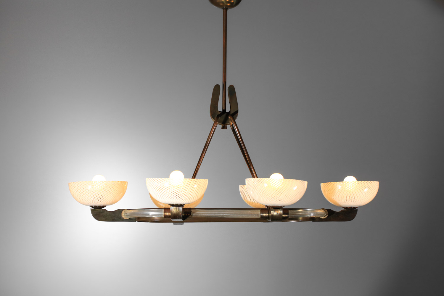 Lustre italien des années 50 en laiton et verre de murano filigrané fer à cheval - H566