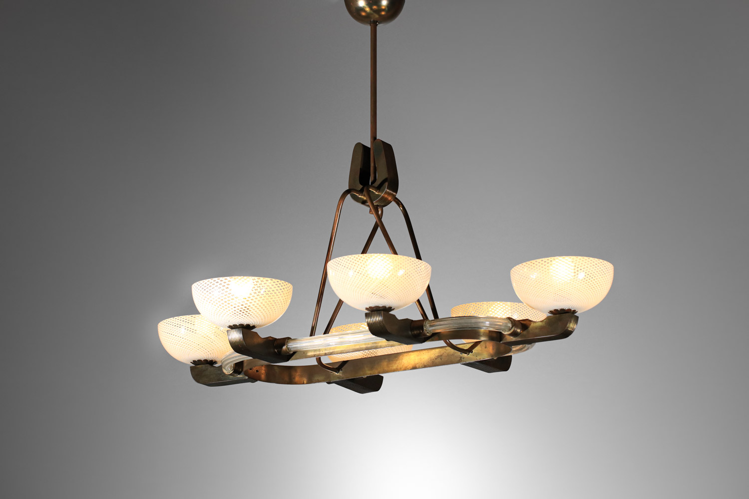 Lustre italien des années 50 en laiton et verre de murano filigrané fer à cheval - H566