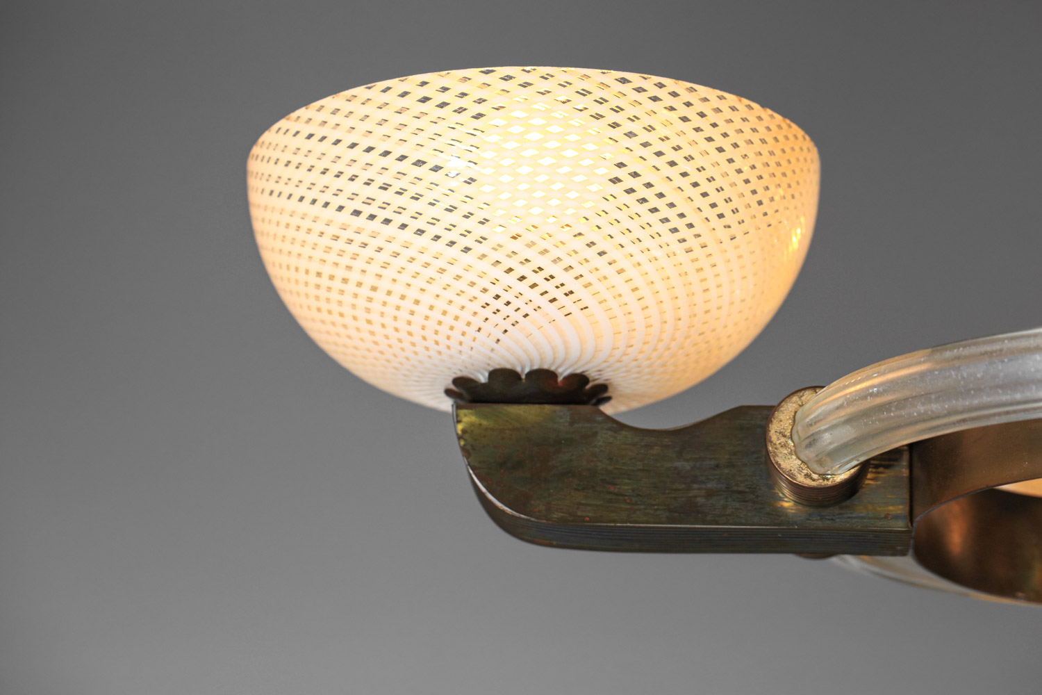 Lustre italien des années 50 en laiton et verre de murano filigrané fer à cheval - H566