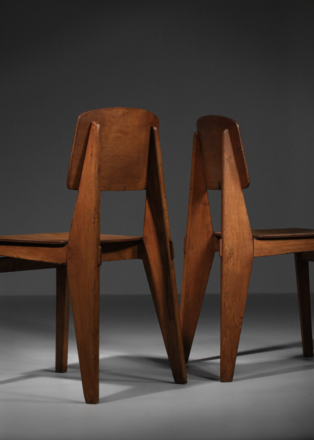 paire de chaises Jean Prouvé standard dit "tout bois" en chêne et contre plaqué.
