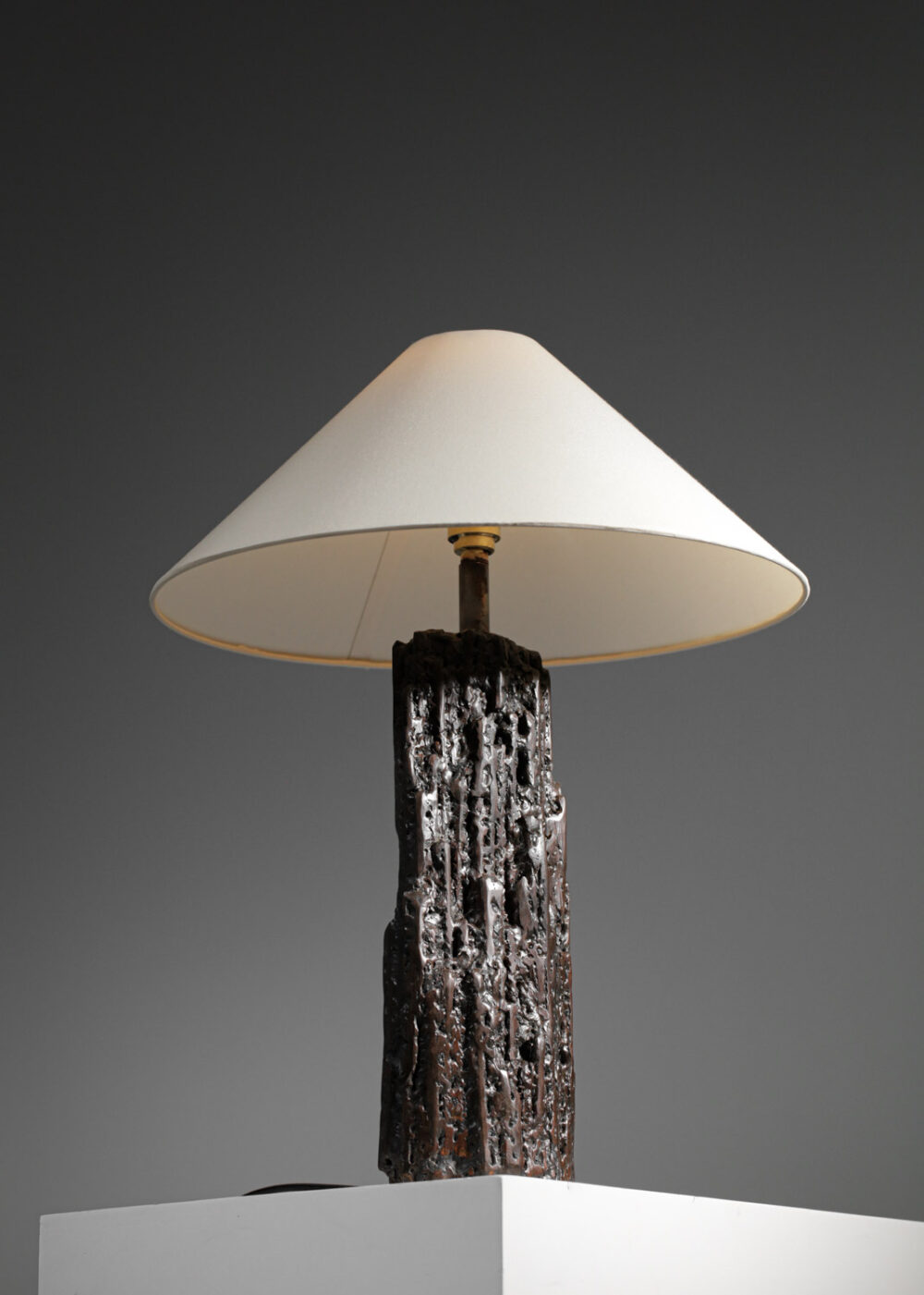 Lampe à poser par Donna pour Danke Galerie pietementt en métal patiné - DONNA