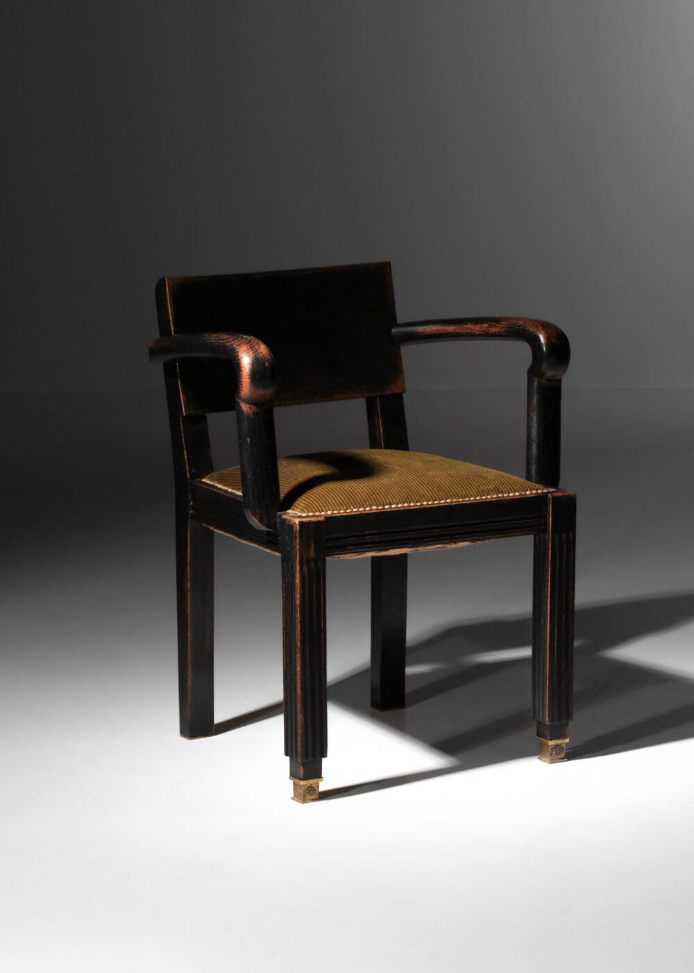 chaise de bureau avec accoudoirs en chêne noirci années 40 - J438