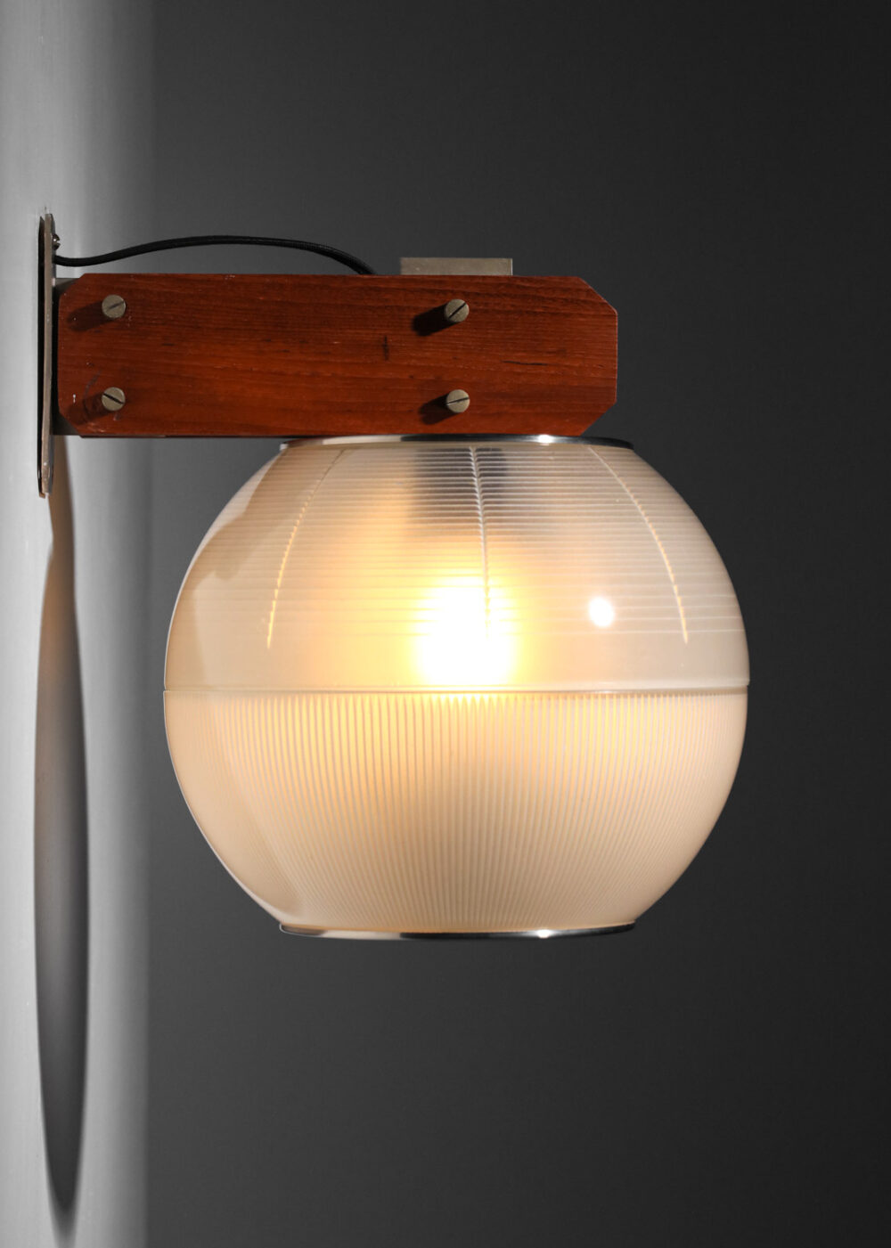 paire d'appliques italiennes greco des années 60 en verre et teck ignazio gardella design J102