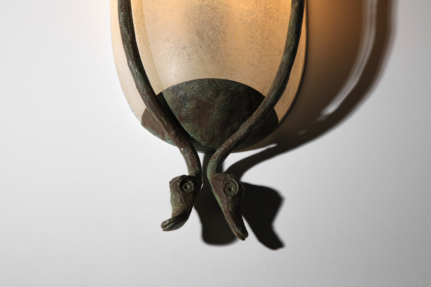 paire d'appliques italiennes en verre et métal patiné style Seguso têtes de cygnes - J335