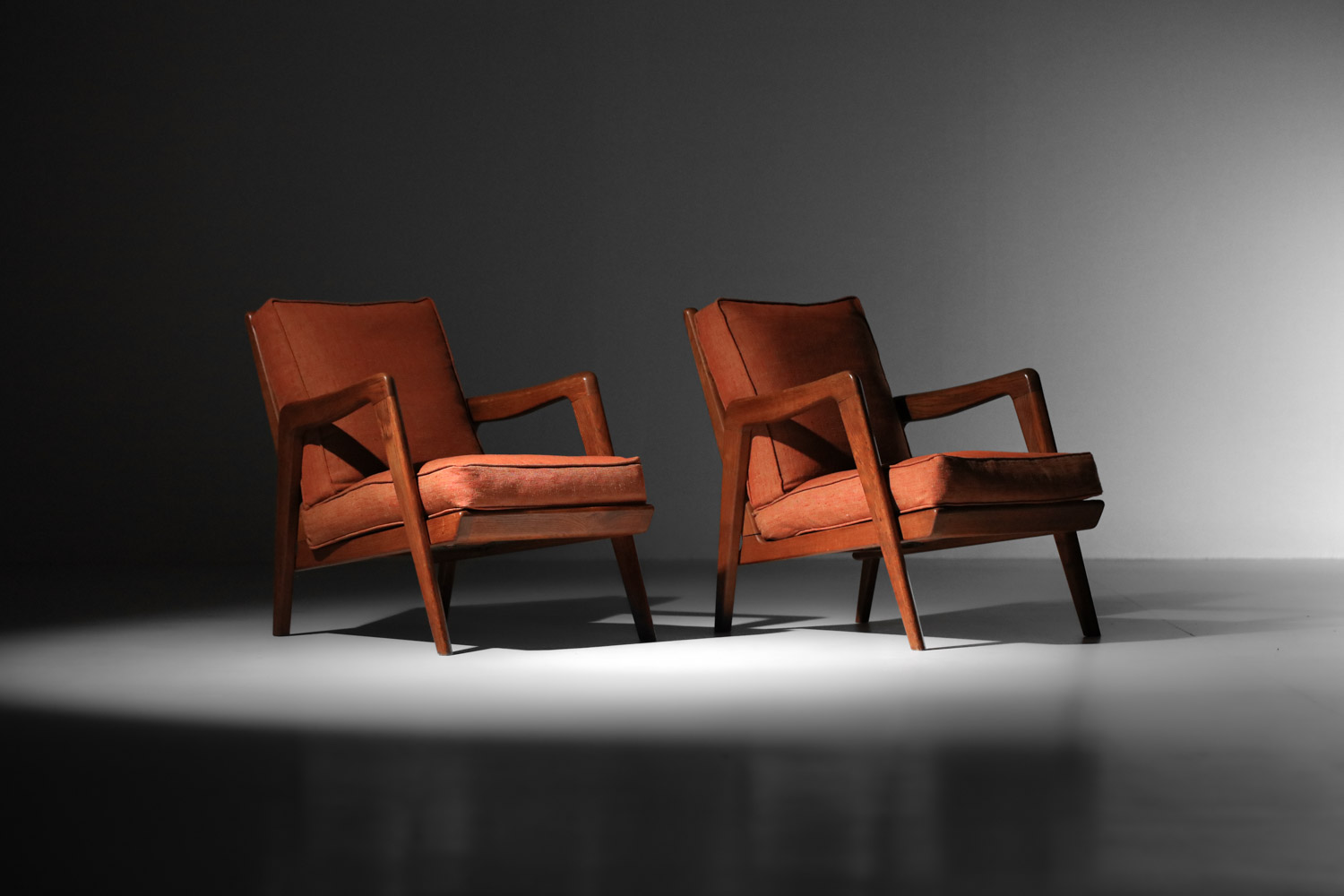 paire de fauteuil chauffeuse Perreau années 50 en chêne massif free span Guariche - F684