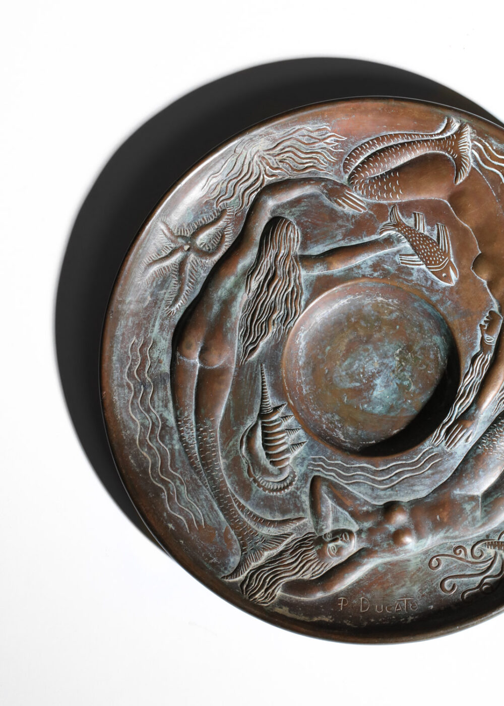assiette décorative en bronze massif signée à décor de sirènes - J145