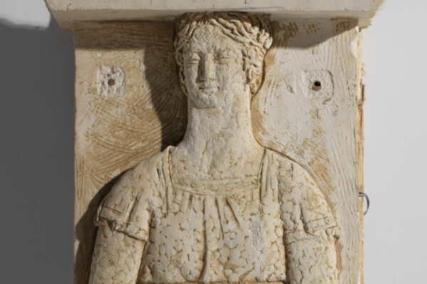 bas relief en plâtre à décor de femme à la hache années 20/30 - J470