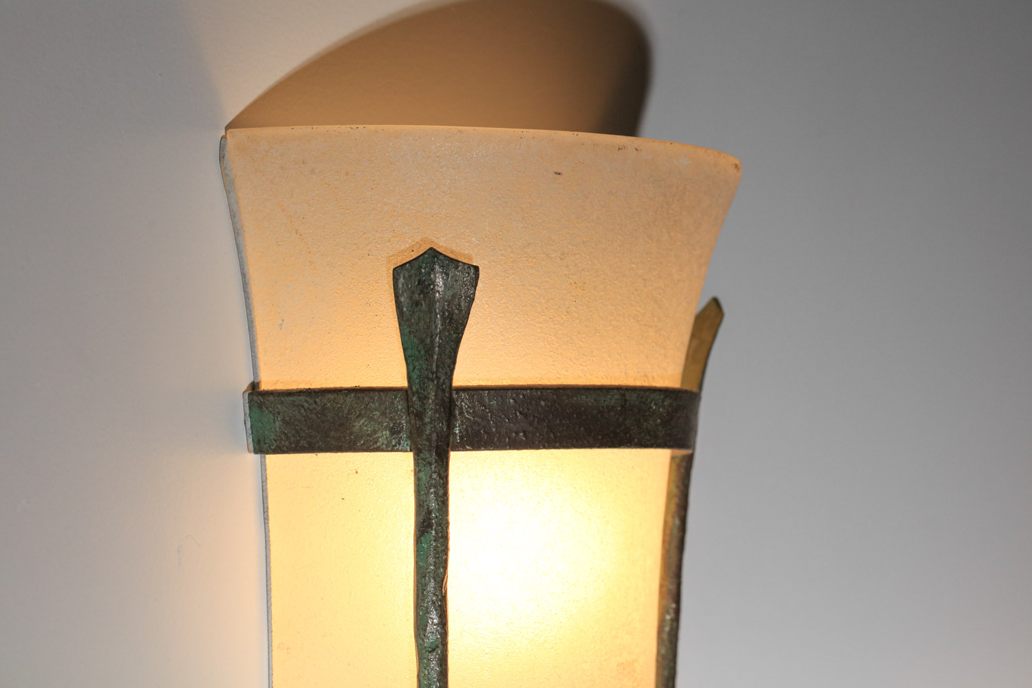 paire d'appliques italiennes en verre et métal patiné style Seguso têtes de cygnes - J335