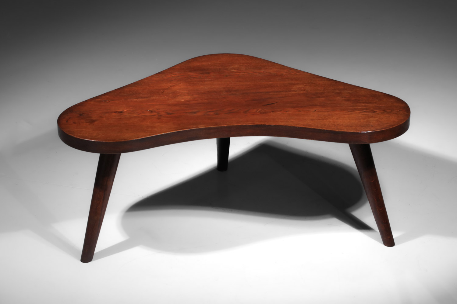 table basse forme libre en chêne massif style charlotte perriand tripode - J251