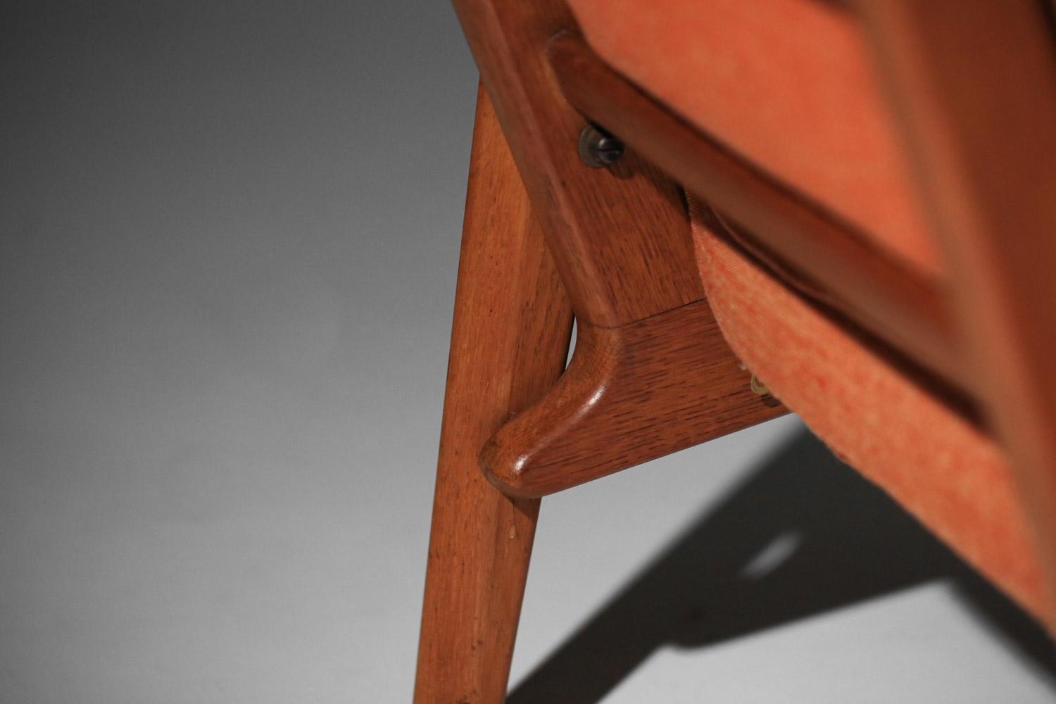 paire de fauteuil chauffeuse Perreau années 50 en chêne massif free span Guariche - F684