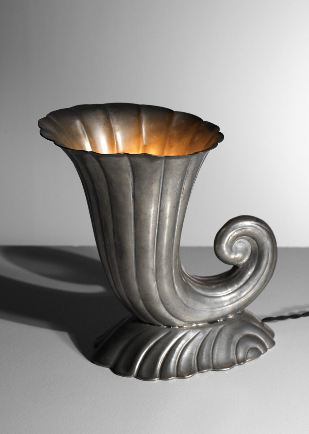 corne d'abondance en fonte d'aluminium des années 70 montée en lampe - J186