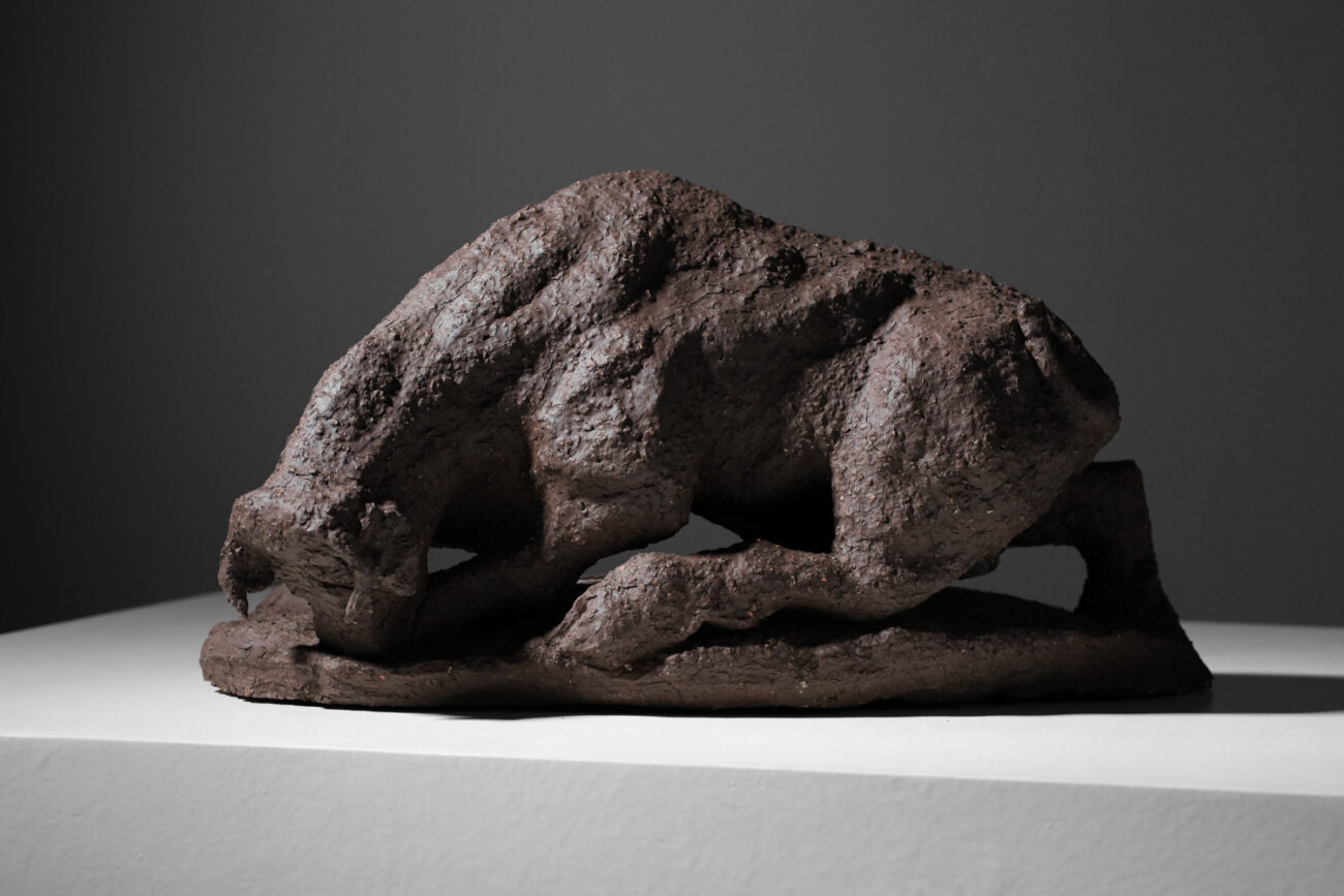 sculpture de taureau massif en terre chamottée J314