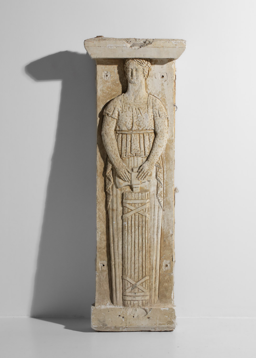 bas relief en plâtre à décor de femme à la hache années 20/30 - J470