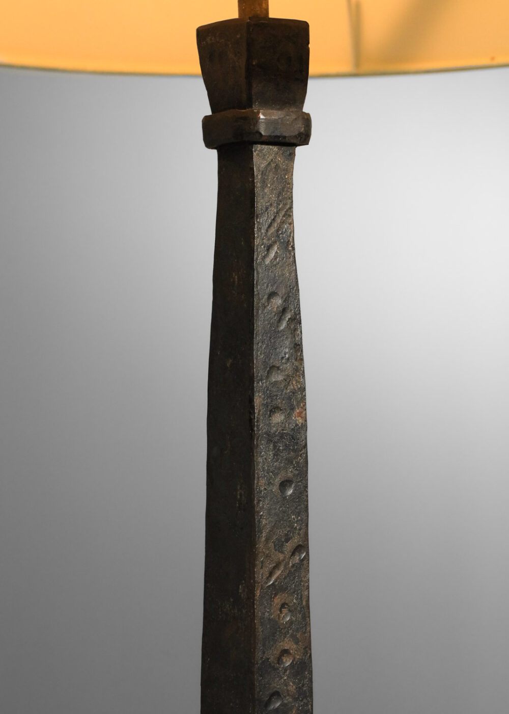 lampe de table en fer battu tripode dans le goût de diego giacometti - H054