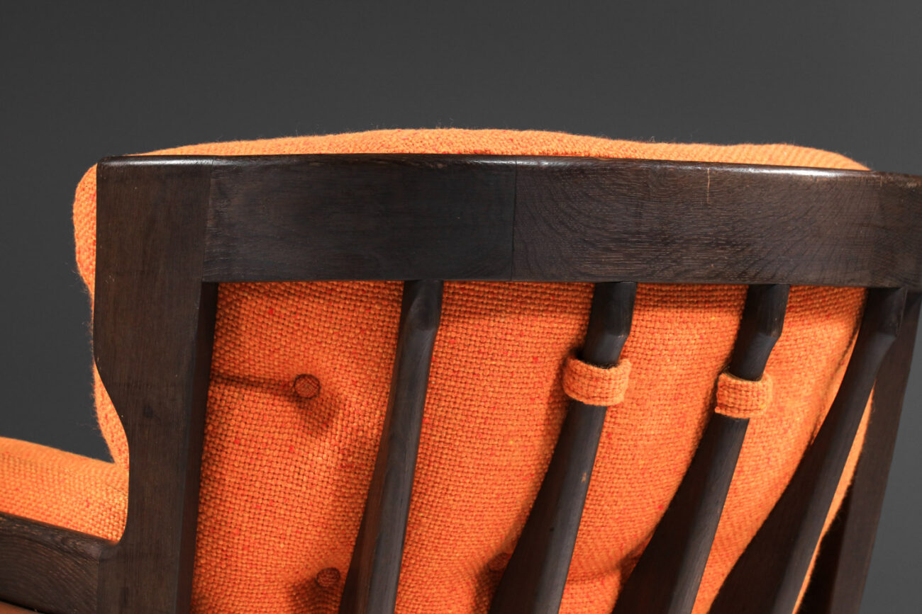 grand fauteuil guillerme et chambron en chêne teinté orange années 60 modèle Denis - J252