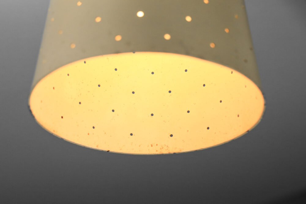 paire lampe giuseppe ostuni en metal perforé laqué beige et laiton années 50 J004