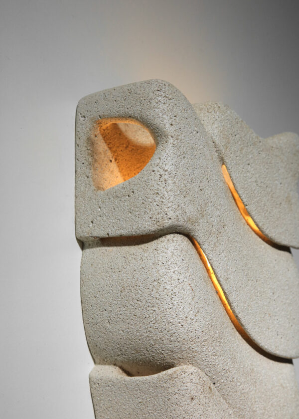 paire d'appliques en pierre reconstituée sculptée signée non identifiée - I326
