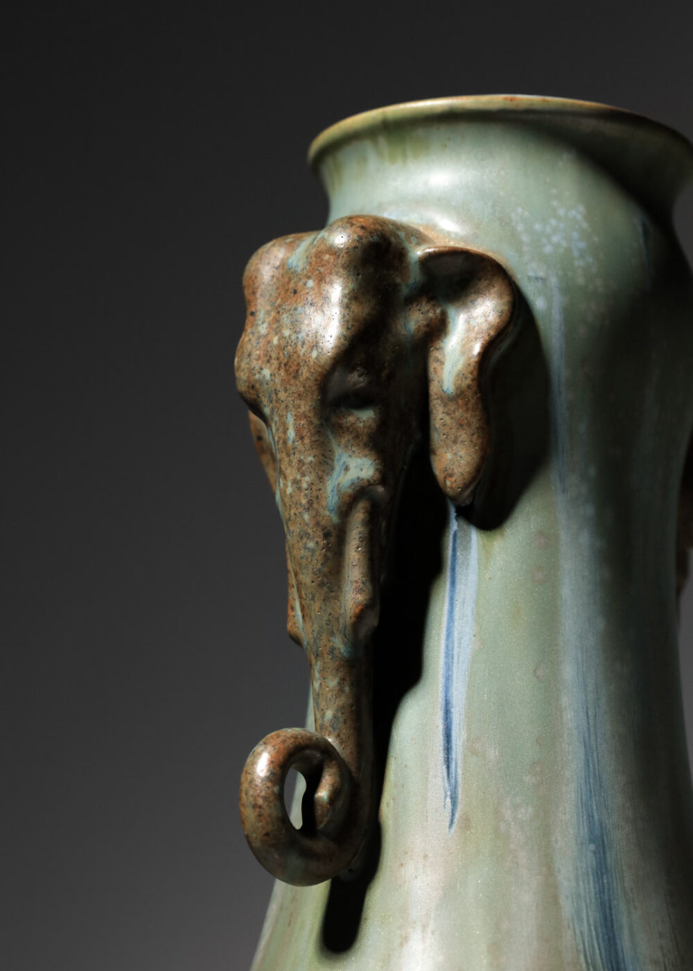 paire de vases en céramique Dembac à décor d'éléphants sculptés art déco