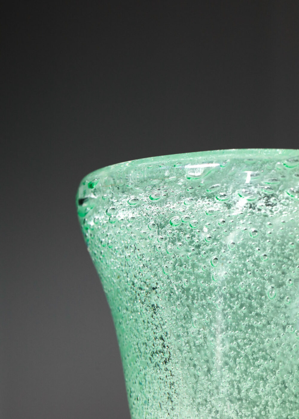 petit vase en verre bullé vert Daum Nancy france années 50 - I228