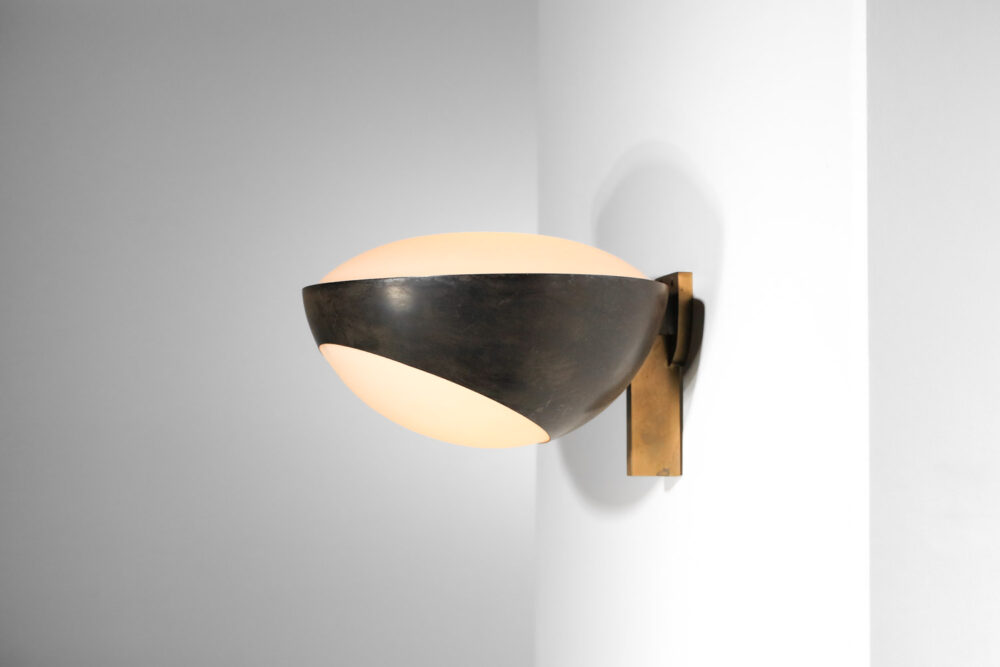 large Italian fontana arte wall lamp by max ingrand 50's in brass and opaline - H575