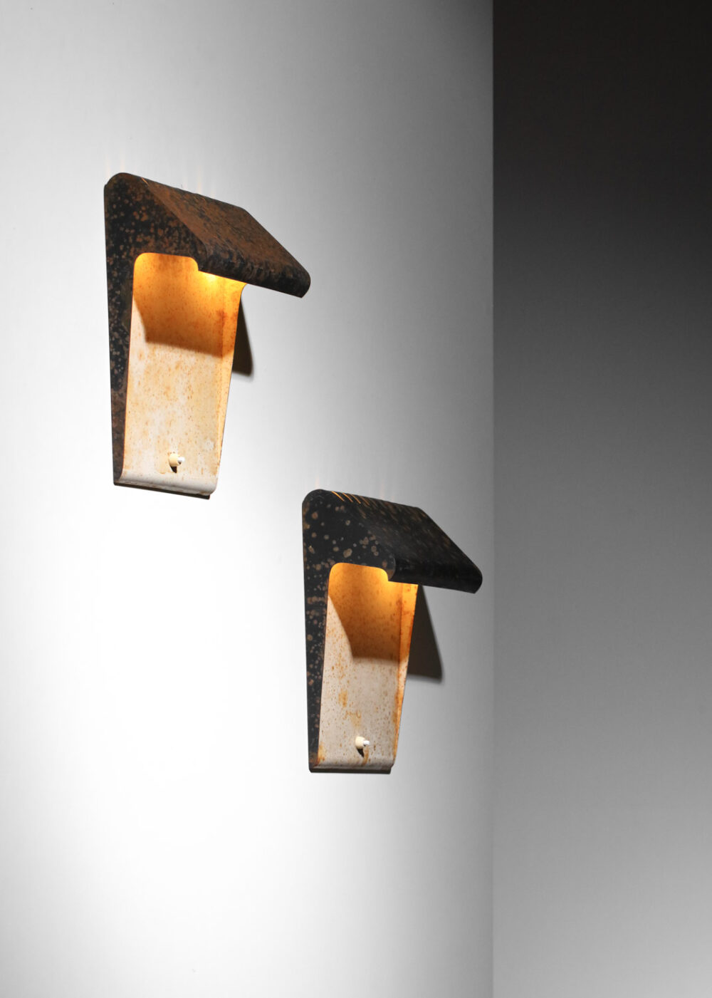 Pair of 1950s wall lights attributed to Atelier Guilux Paris, black and white lacquered steel - J001