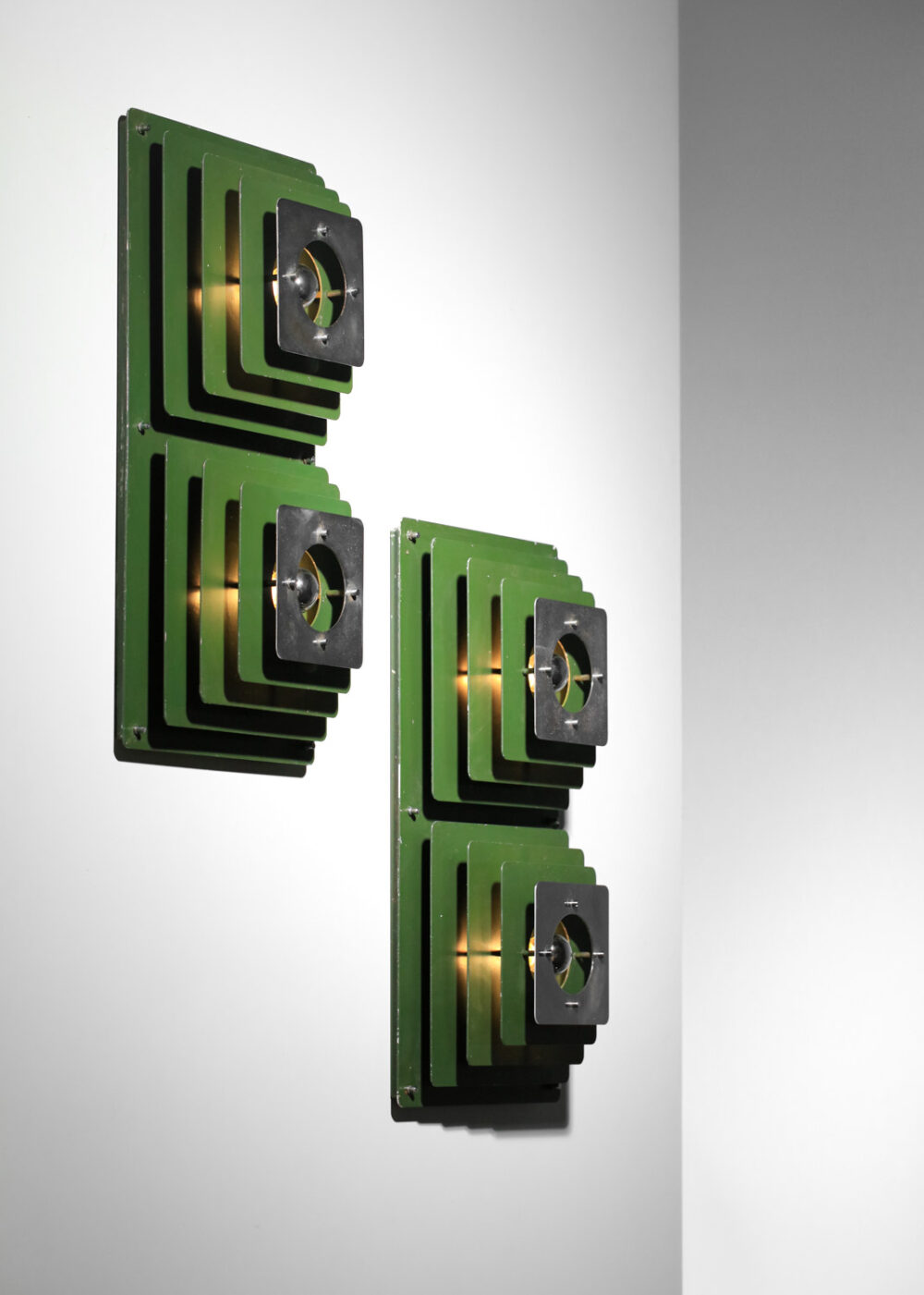 Pair of French modernist chrome wall lights from the 70s, green lacquered metal - I546