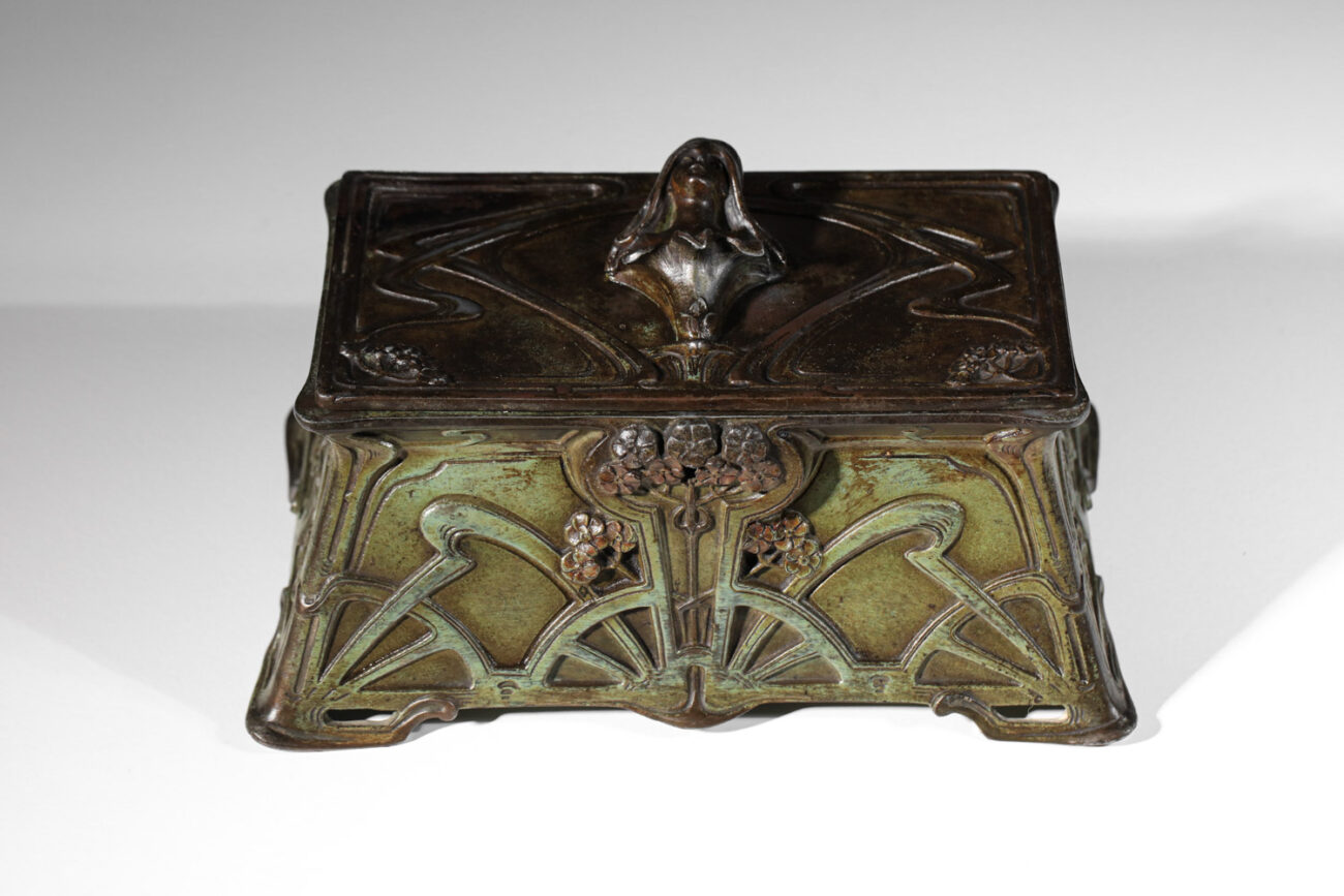 boite art nouveau Guénardeau en regule patiné - J198