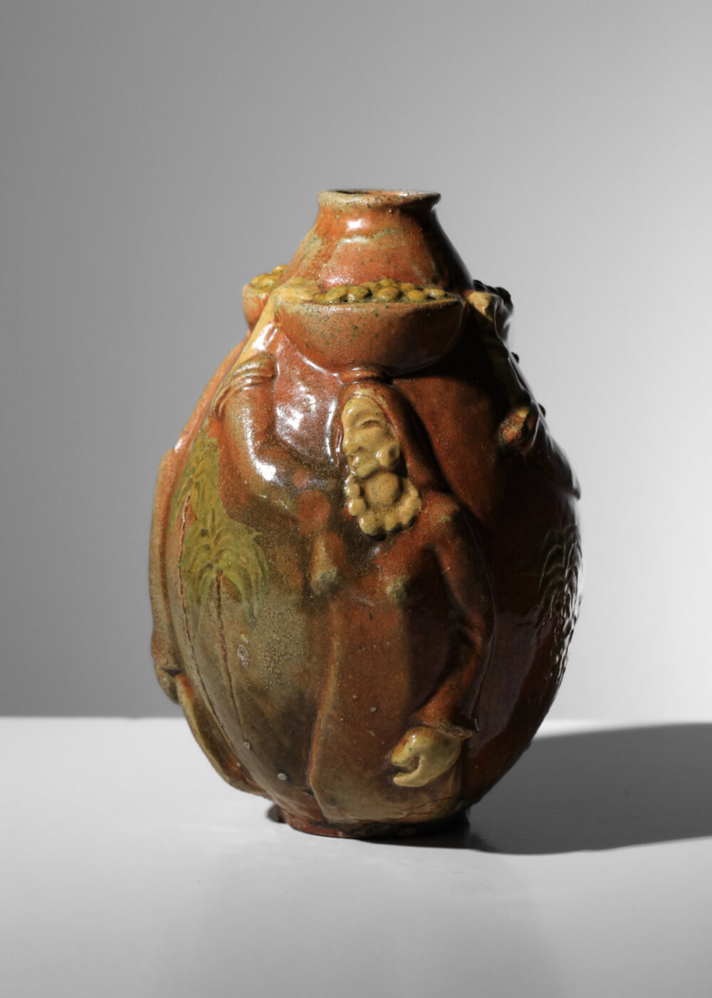 vase céramique Art déco à décors orientaliste massif bas-relief porteuse de fruits et palmiers style Paul Pouchol - J598