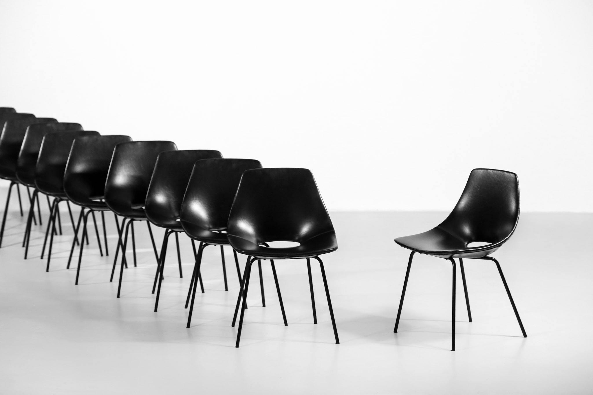 16 chaises tonneau pierre guariche steiner chair39