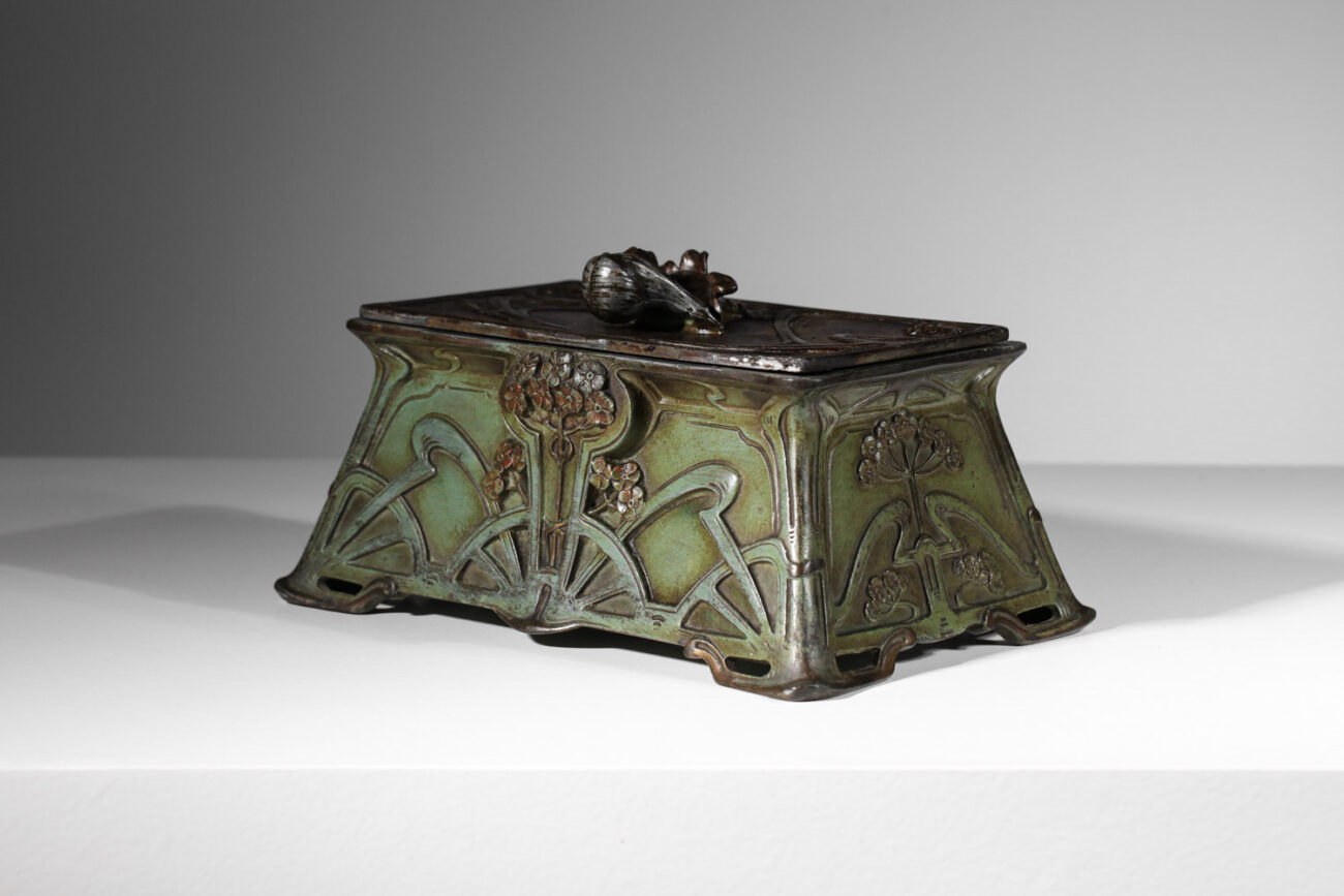 boite art nouveau Guénardeau en regule patiné - J198