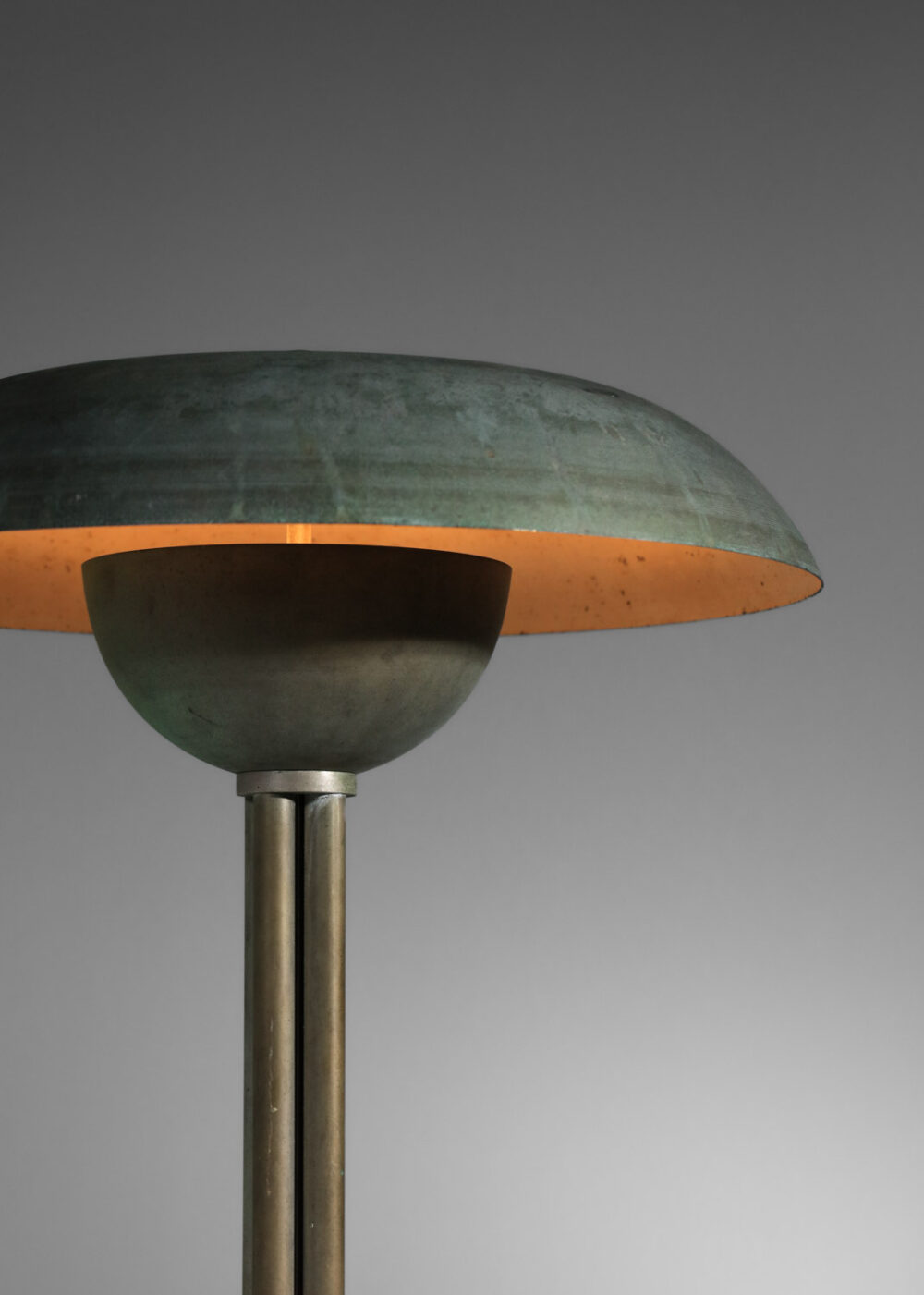 Grande lampe de table champignon moderniste années 40 patine vert de gris I005