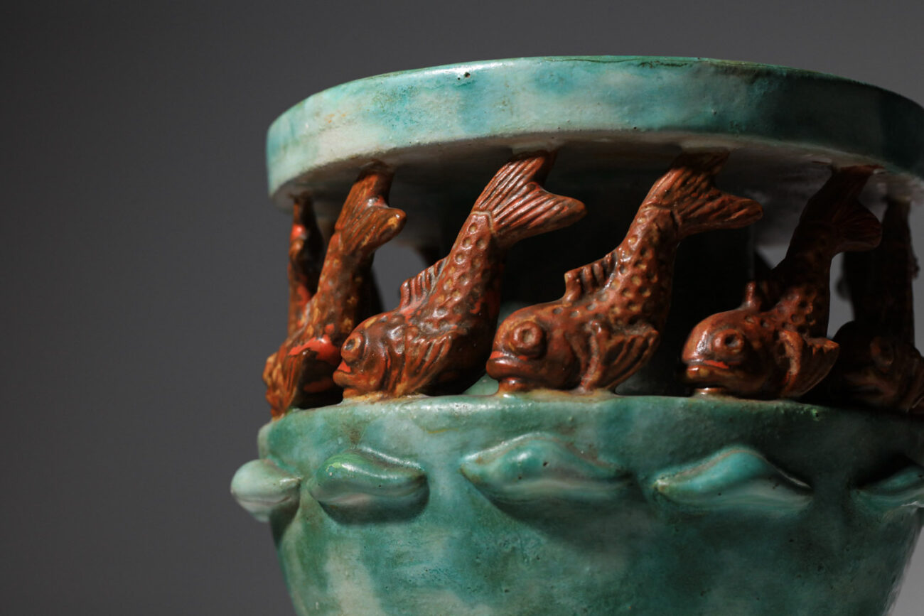 vase art déco à décor de poissons sculptés non identifié