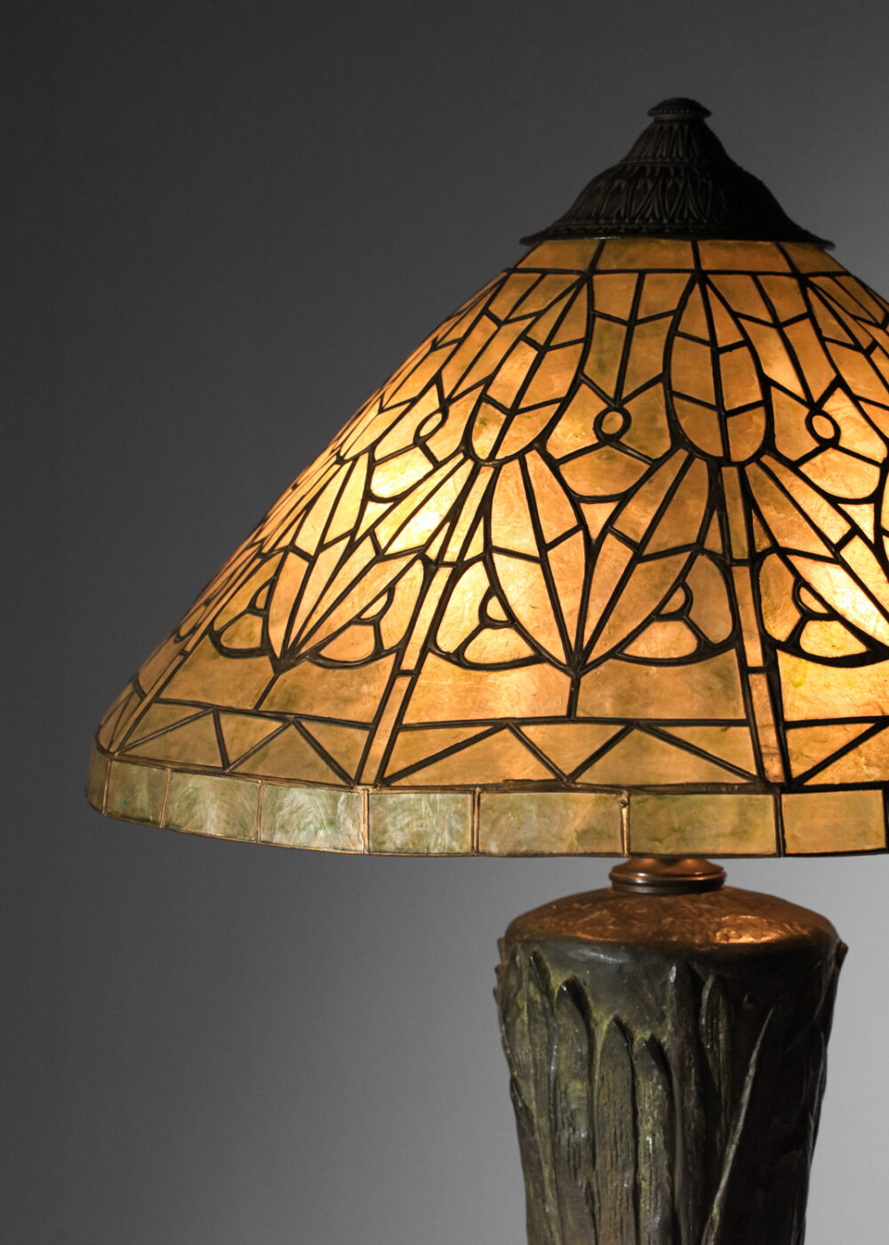 grande lampe de table liberty en bronze patiné et diffuseur en nacre style tiffany - J222