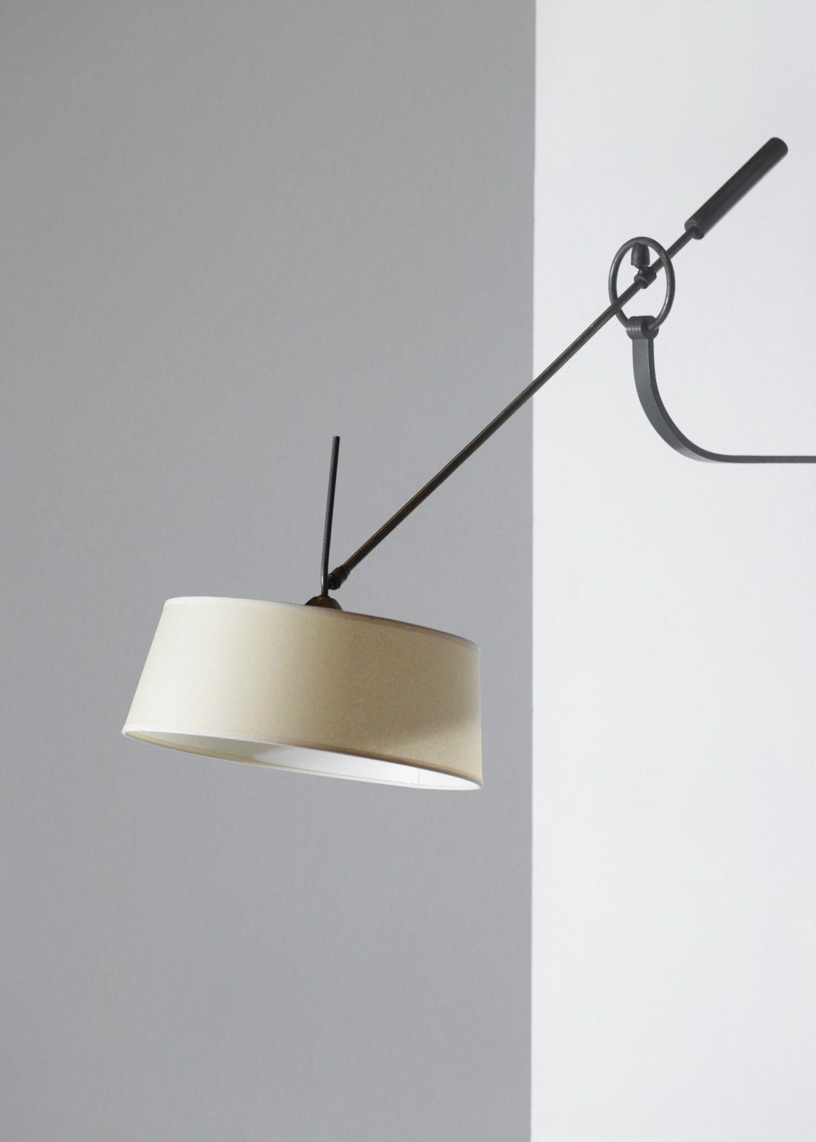Large counter balance wall lamp, attributed to Arlus, France - Image 5