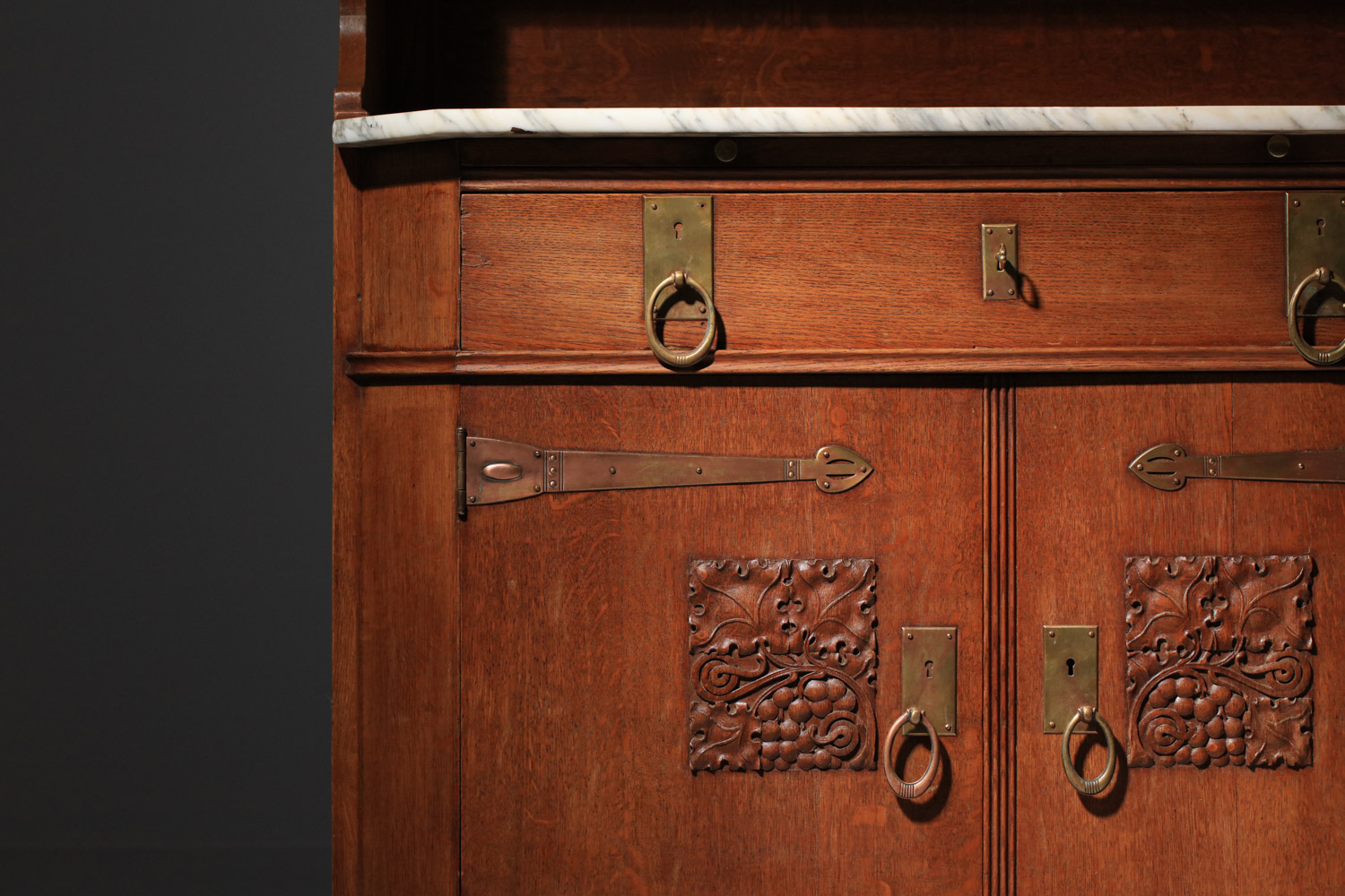 Buffet Art Nouveau en chêne à double structure, style Art & Crafts, années 1920 - J367