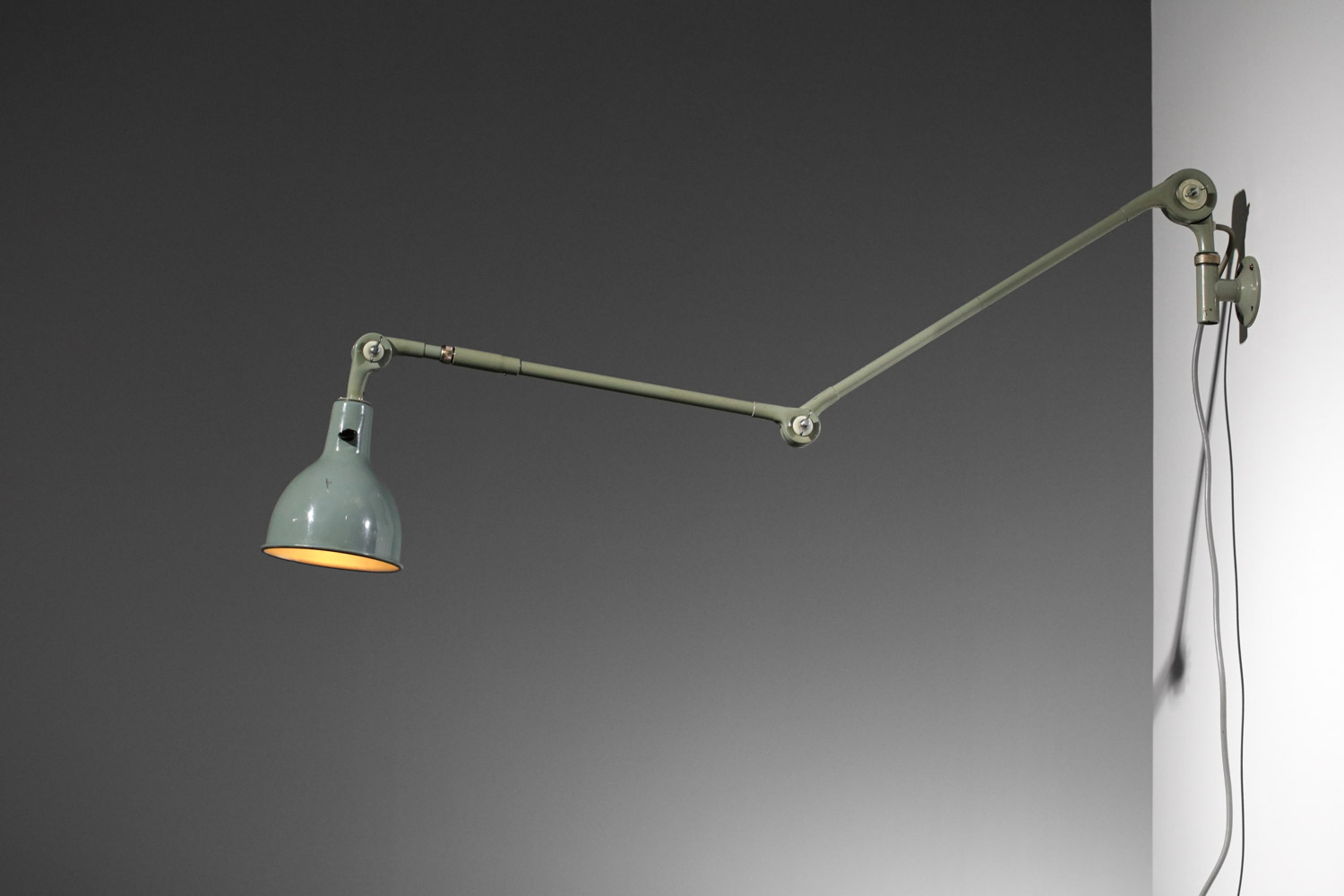 Lampe industrielle suédoise années 60 en métal gris bleuté Ericsson - H686