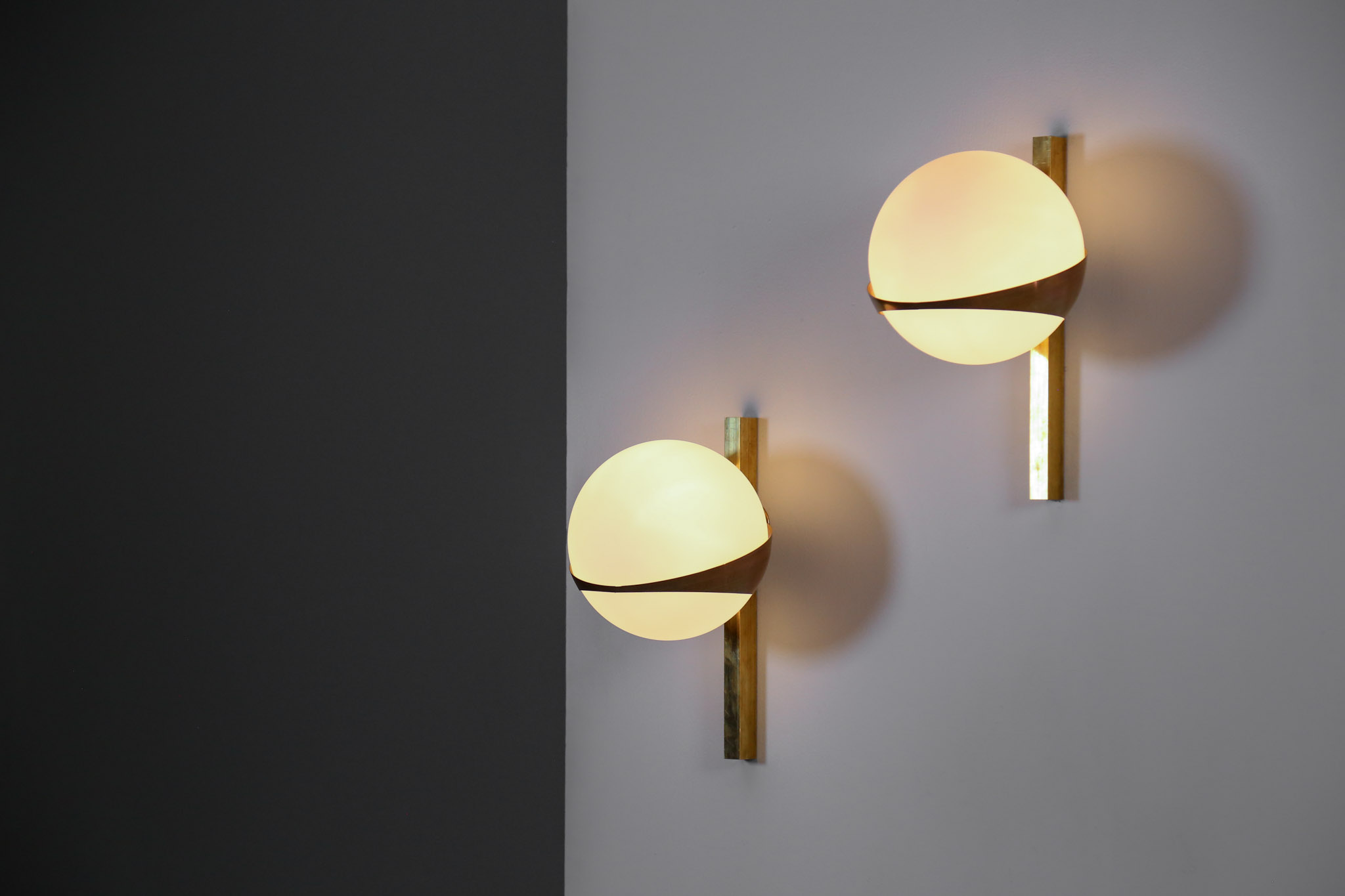 Pair of contemporary opaline and brass sconces in the stilnovo spirit "Allegra" - EL115
