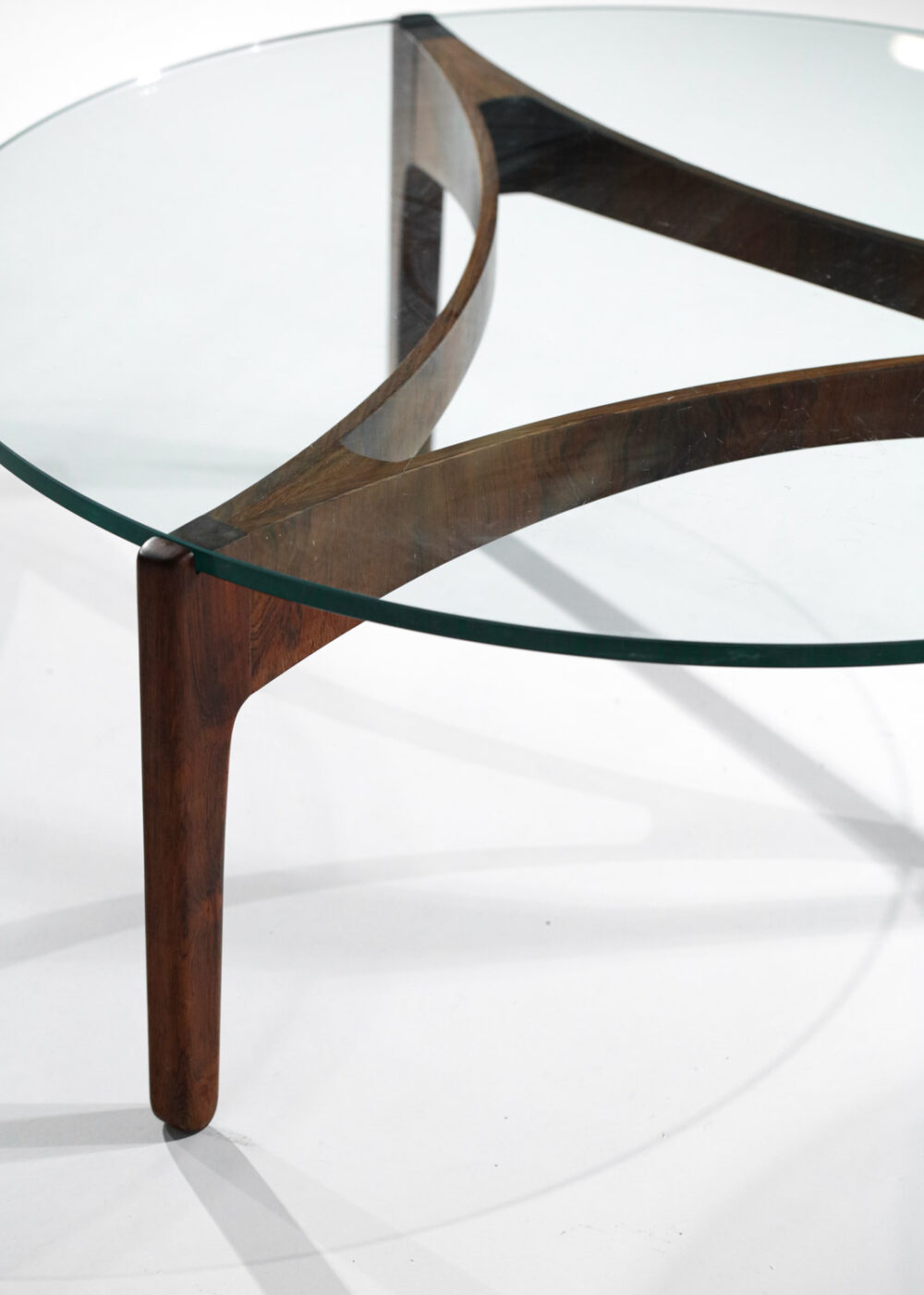 Table basse danoise palissandre de rio scandinave tripode Sven Ellekaer pour Christian Linneberg -G035