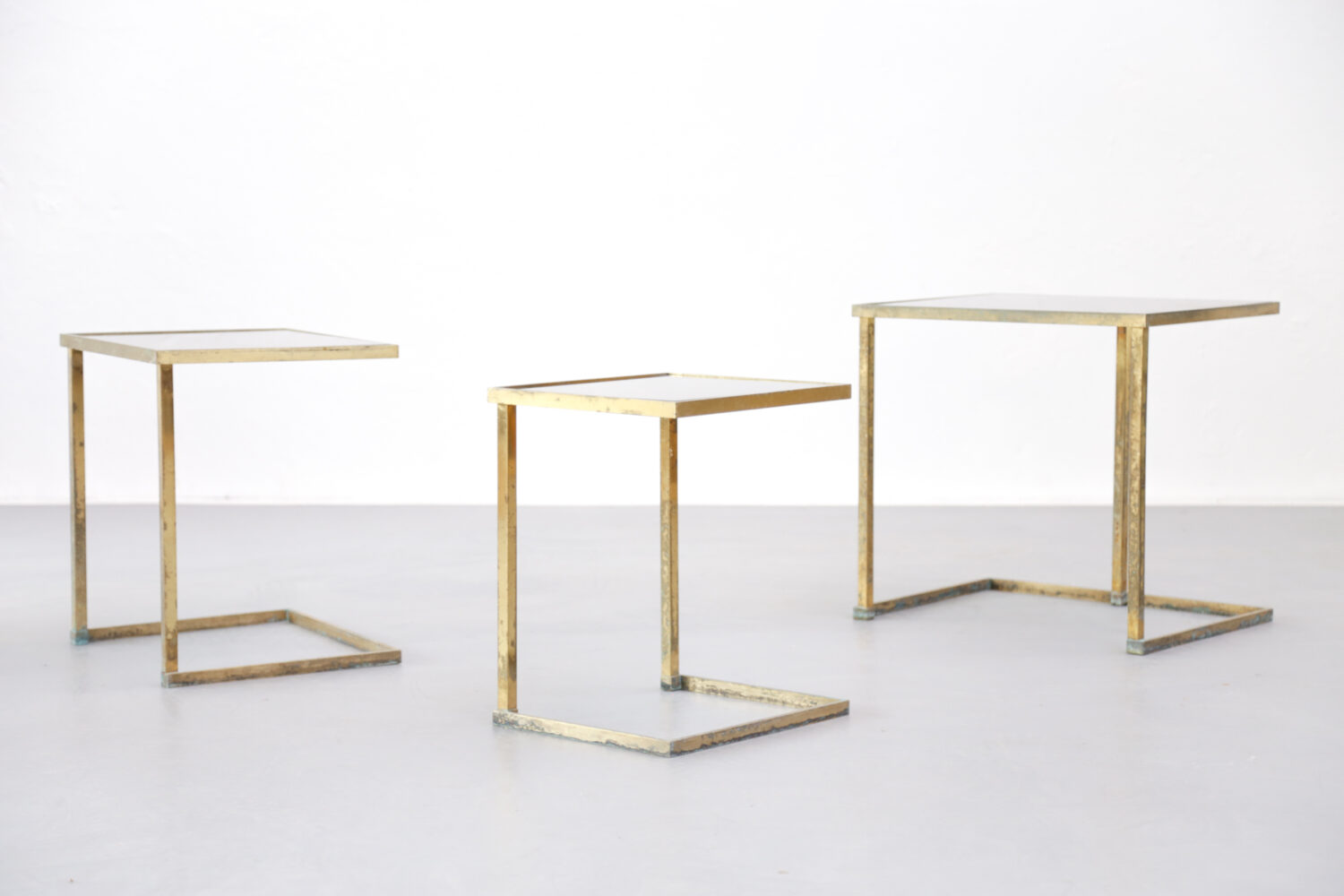 Tables gigognes design années 50 laiton