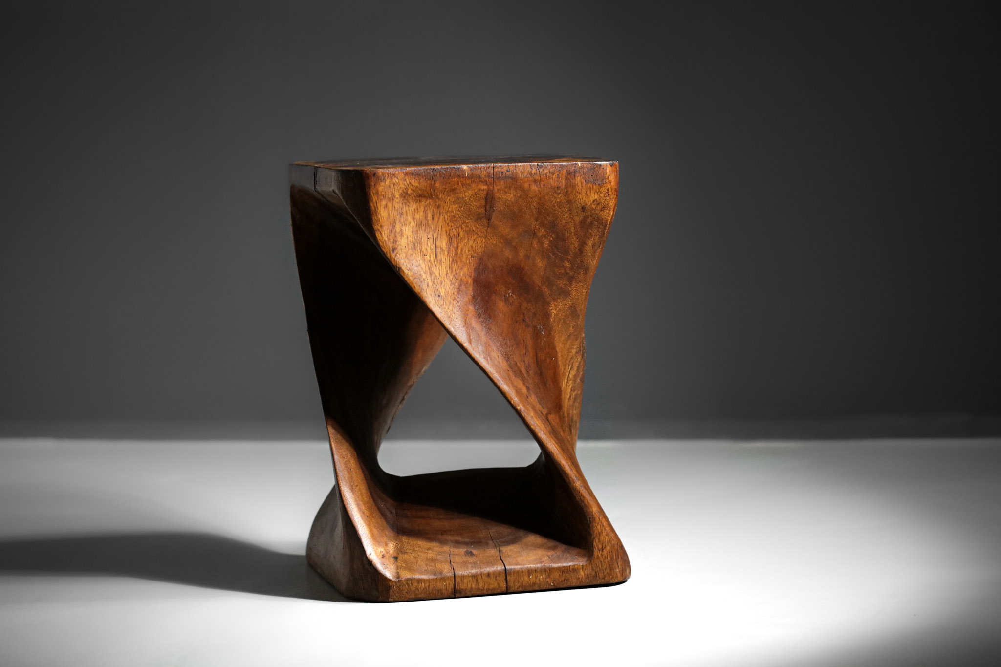 Tabouret en bois massif sculpté style bresilien zanine caldas années 60 F421