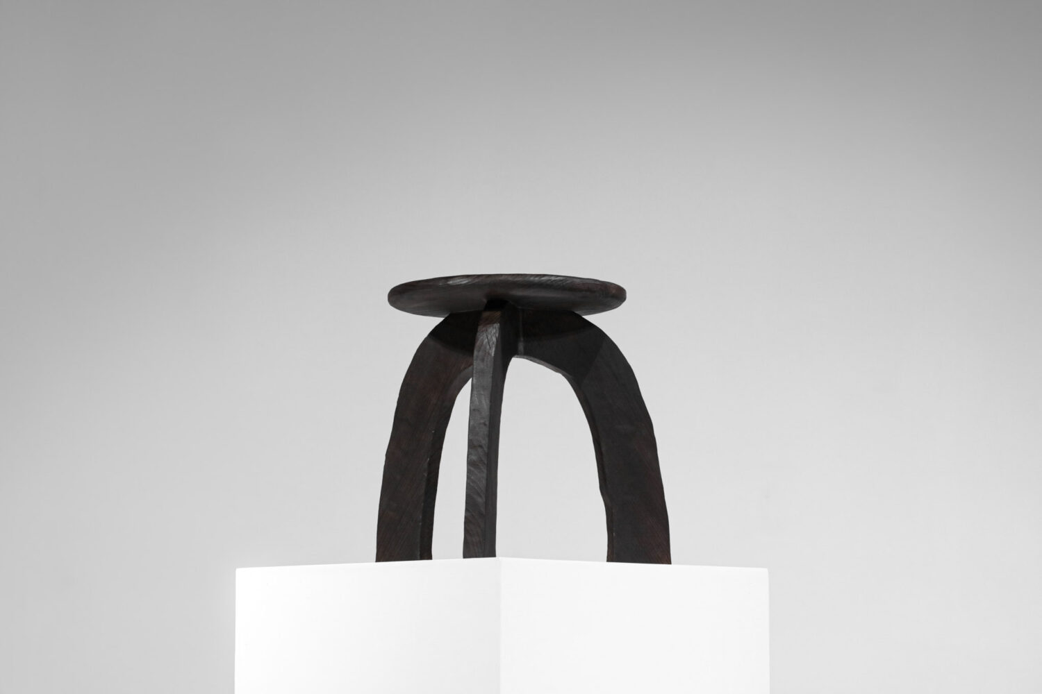 Tabouret vincent vincent "80/20" bois brulé danke galerie - VV112