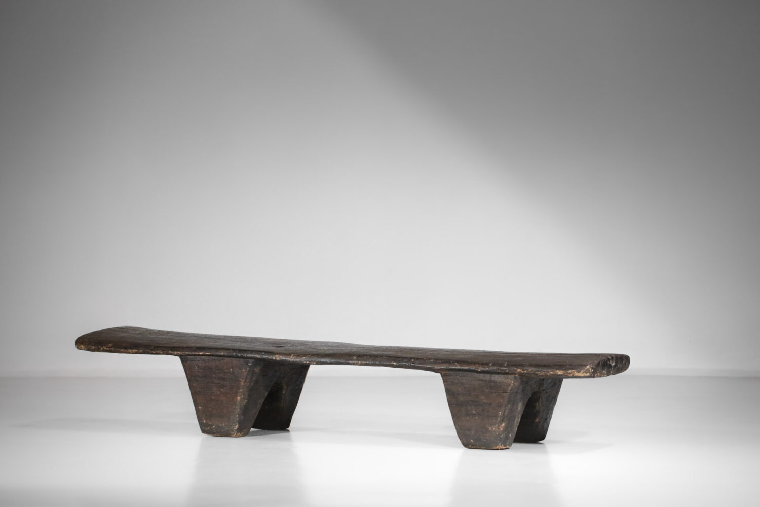 banc africain asymetrique en bois foncé années 60
