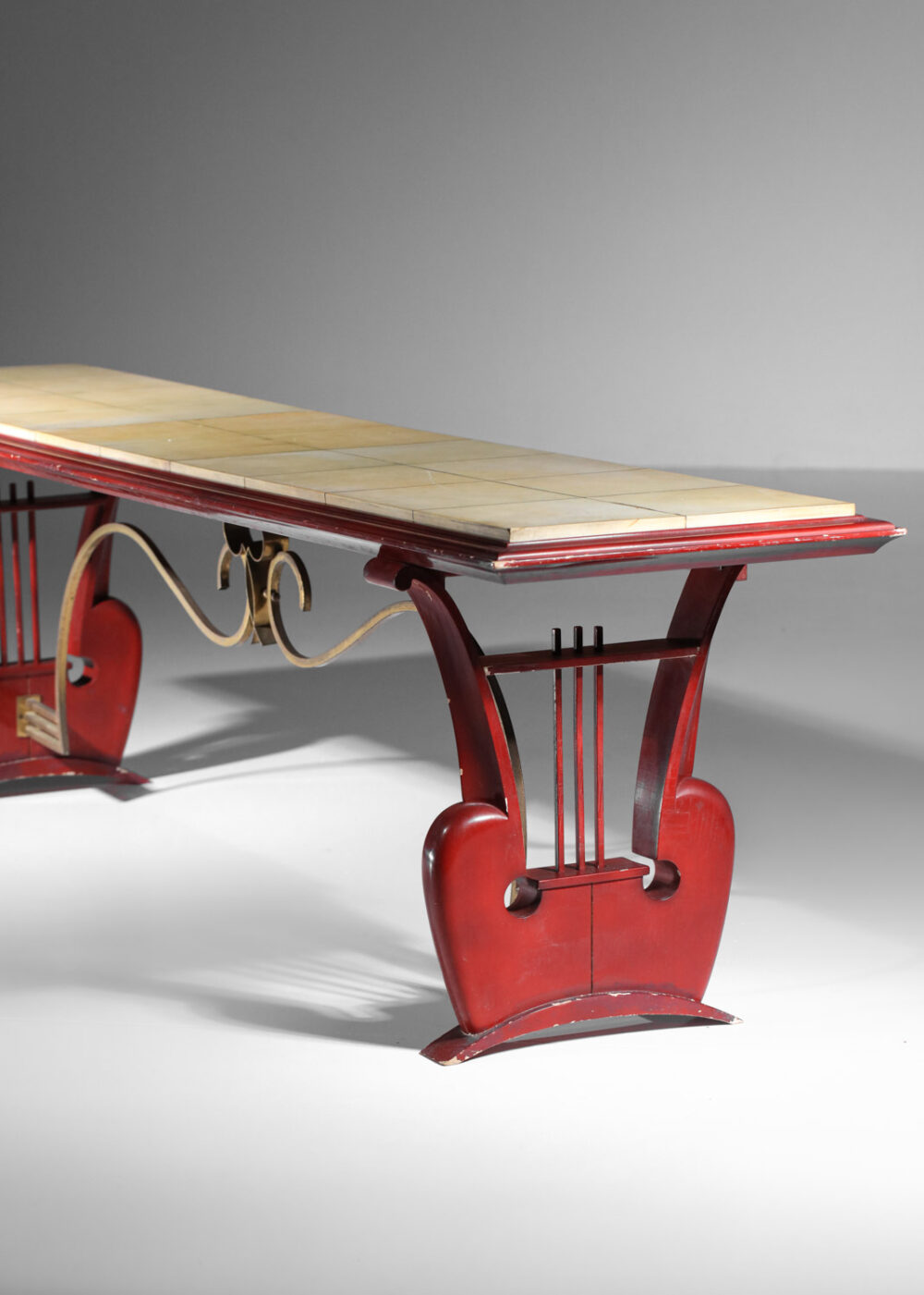 banc table basse des années 40 50 en bois laqué et parchemin à décor de harpe - I429