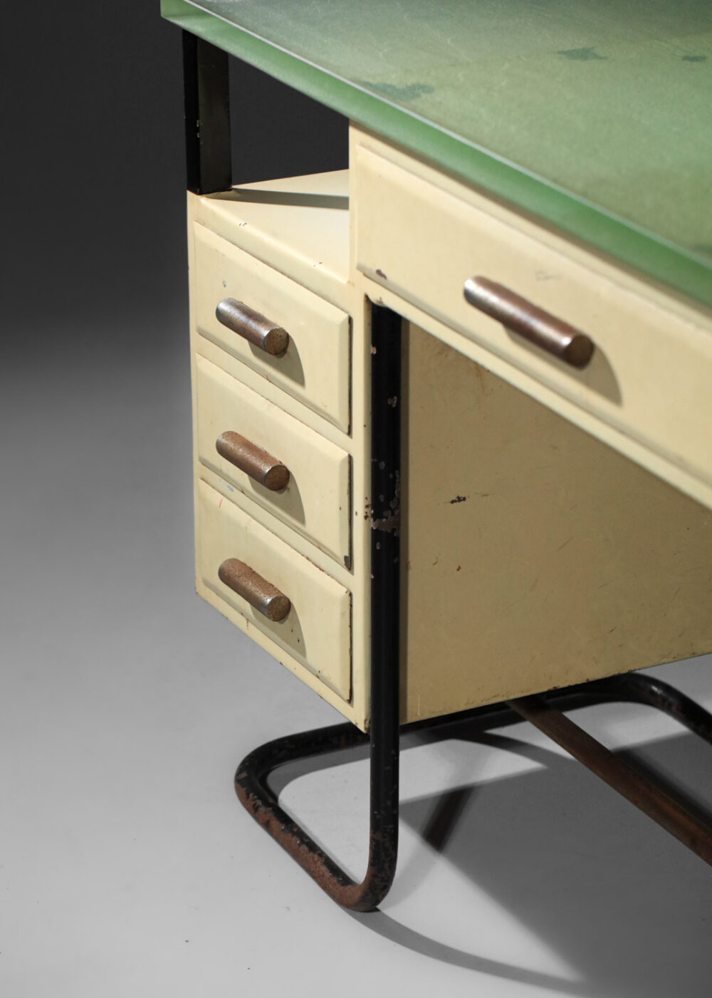bureau moderniste des années 40 en métal laqué et dalle de verre de Saint Gobain H428