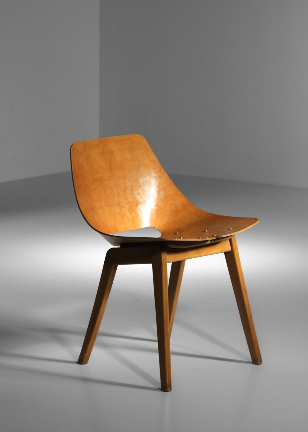 chaise tonneau par pierre guariche des années 60 en bois massif H488