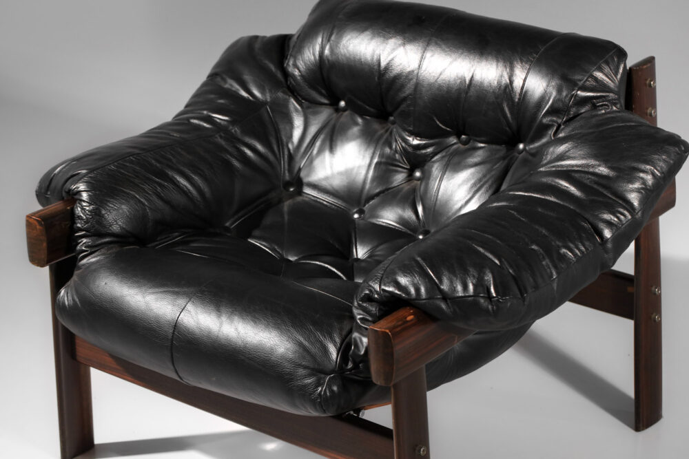 fauteuil bresilien percival laefer en cuir noir et jacaranda massif années 60 I353