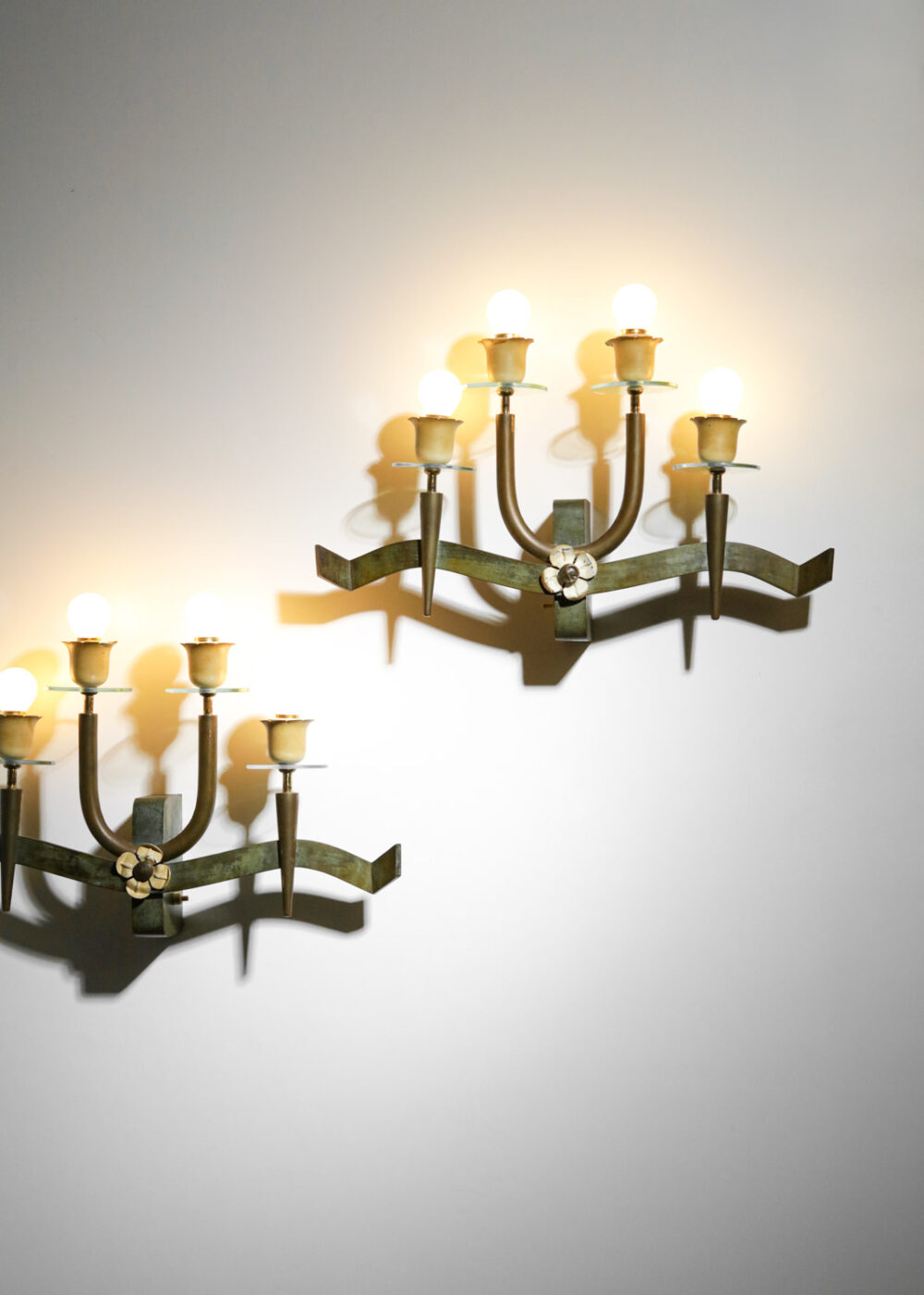 grande paire d appliques italiennes à décor floral 3 diffuseurs en laiton et métal laqué - F483
