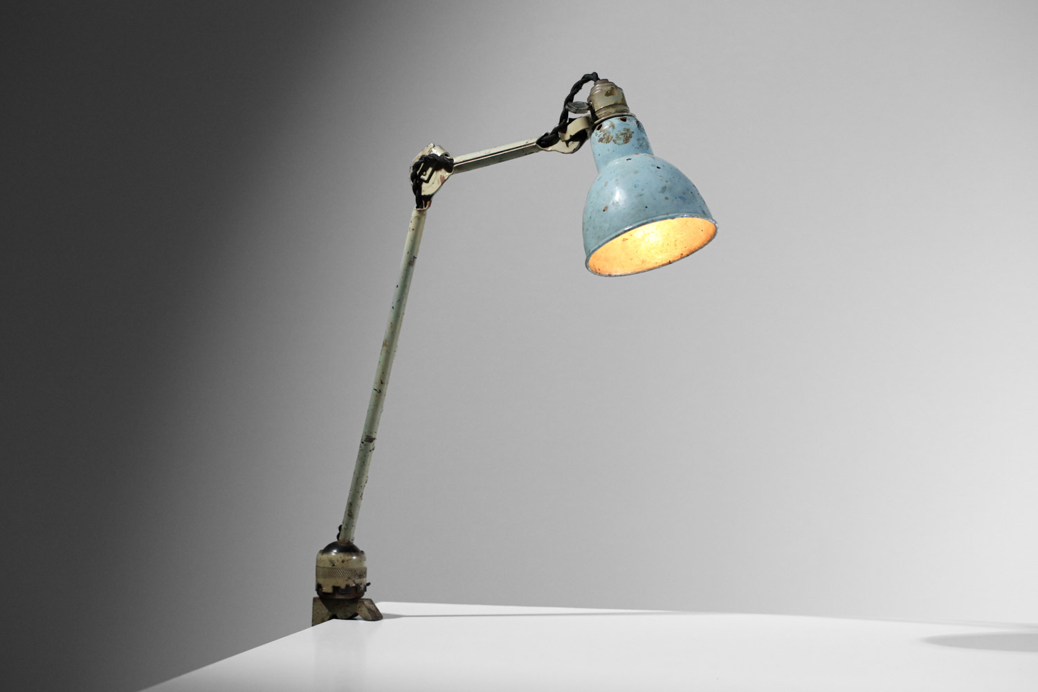 Lampe de table bleue étau par Albert Albin Gras années 50 Le Corbusier - H670